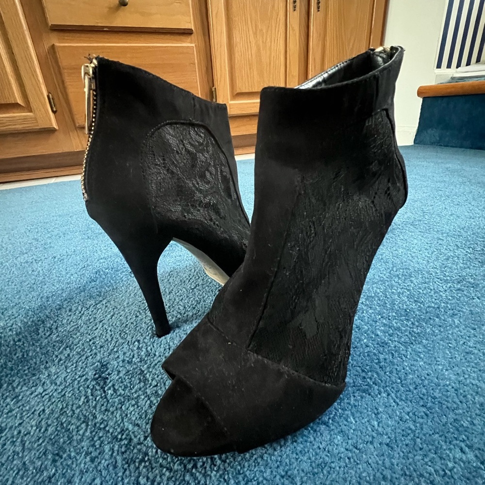 Women’s Aldo Size 9 Black Opaque Lace Zip Up Heels with gold zipper